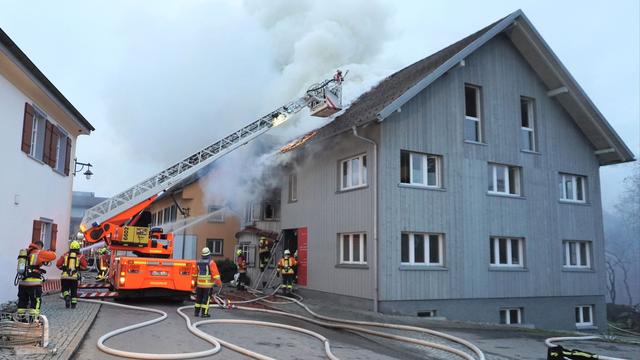 Feuerwehr im Einsatz: Feuer in Mehrfamilienhaus: Brand greift auf Bürogebäude über