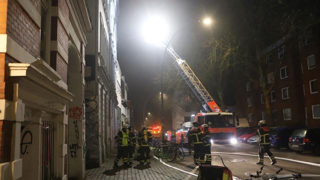 Großeinsatz der Feuerwehr: Brand in Hamburg - ein Toter und sechs Verletzte