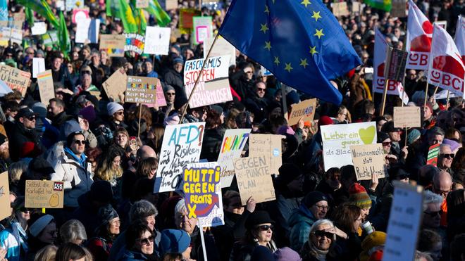 Zehntausende Demonstrieren In Oldenburg Und Hannover Gegen Rechts - Foto 5