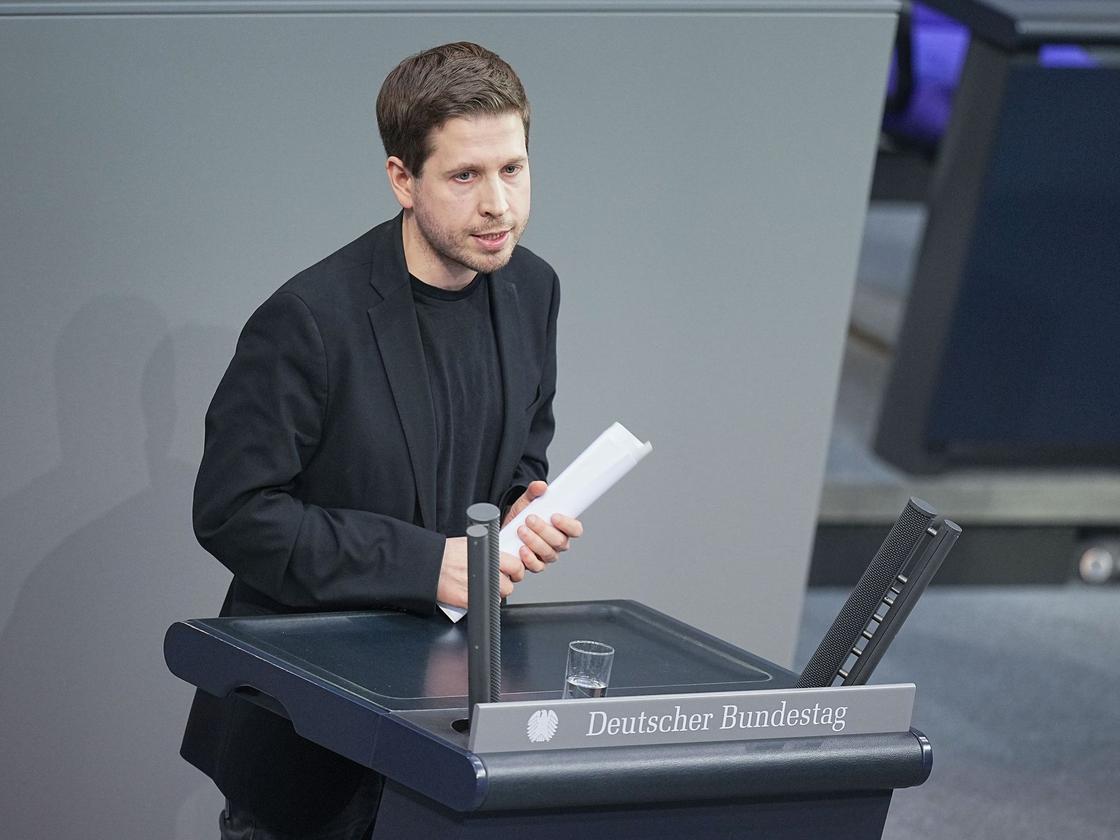 Letzte Bundestagssitzung: Abschied am Rednerpult: Kühnerts Appell an die  Demokratie | DIE ZEIT