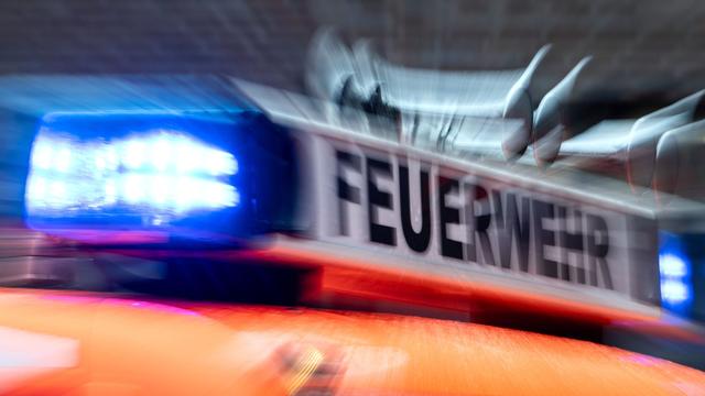 Brand auf Autobahn: Lkw-Brand auf Autobahn - Fahrer im Krankenhaus