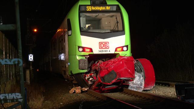 Tödlicher Unfall: Zug erfasst Auto am Bahnübergang - Fahrer stirbt