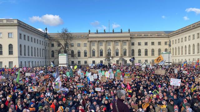 Vor Bundestagswahl: Zehntausende bei Demo für Demokratie und gegen rechts