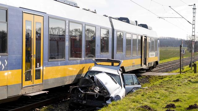 Unfall: Zug erfasst Auto - 85-Jähriger in Lebensgefahr