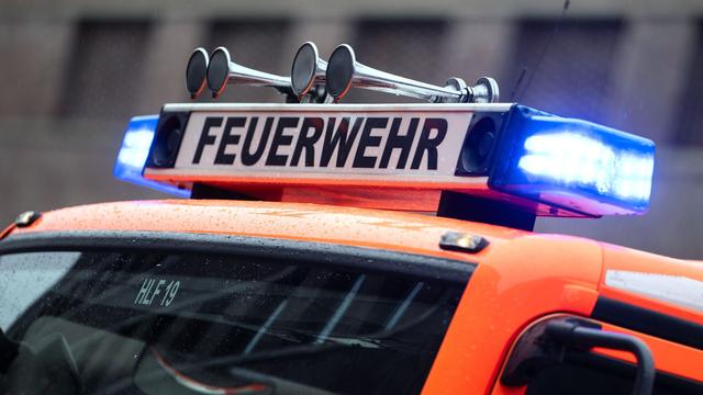 Feuerwehr: Zwei Verletzte bei Brand in Mehrfamilienhaus in Landau