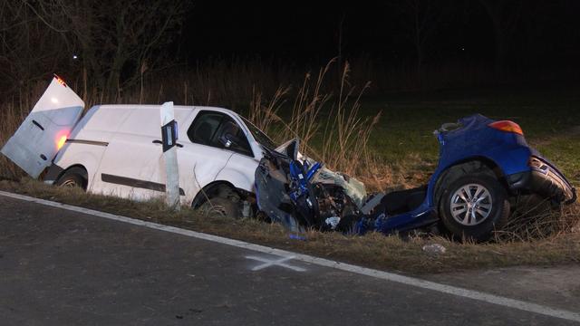 Kleintransporter rammt Auto: Eltern sterben bei Unfall – Kind überlebt schwer verletzt