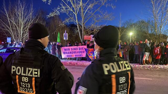 Bundestagswahl: Protest gegen AfD vor Wahl - Anhänger bejubeln Chrupalla