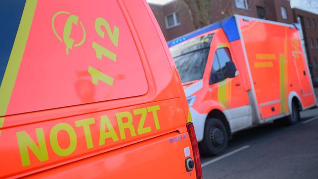 Enzkreis: Unfall mit Auto auf Landstraße – Motorradfahrer stirbt