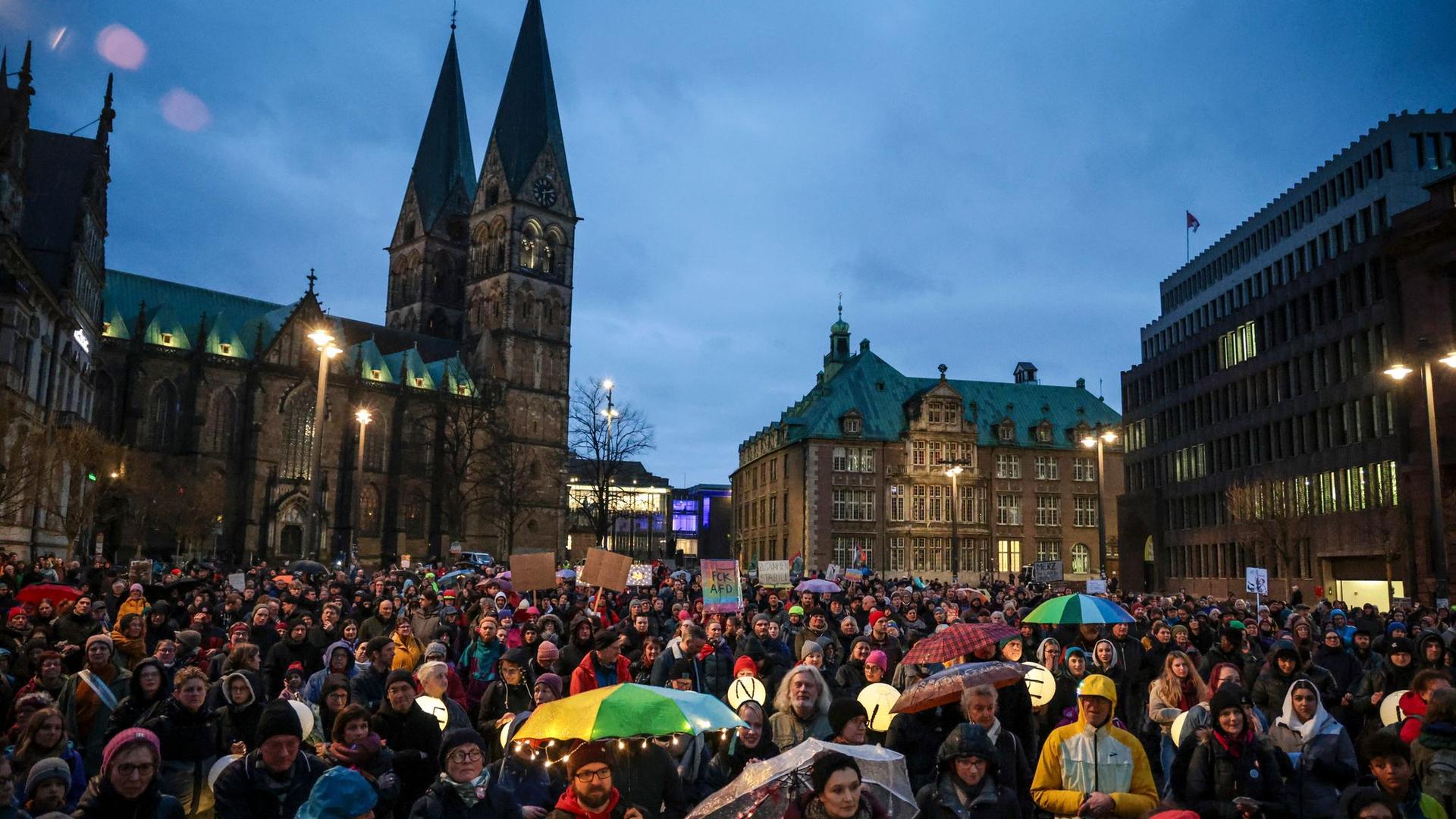 "Laut gegen rechts": Hunderte Menschen demonstrieren nach der Wahl gegen rechts