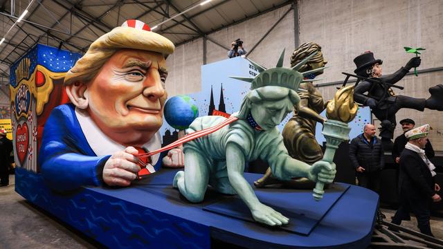 Motivwagen für Montag: Trump, Musk und Putin im Kölner Rosenmontagszug