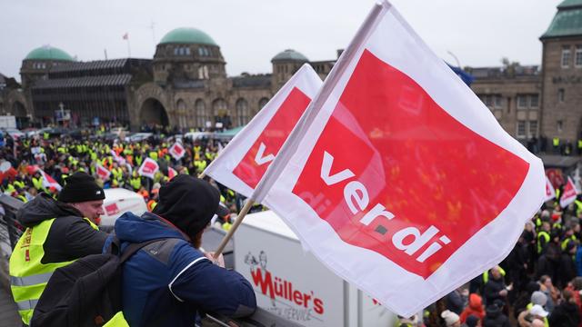 Tarifverhandlungen: Warnstreik stoppt Schiffe, Fähren, Flieger – und Premieren