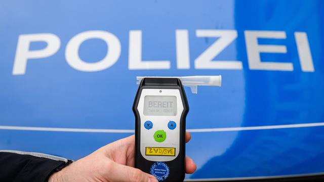 Alkoholisiert auf der Autobahn: Sattelzug in Schlangenlinien auf A65