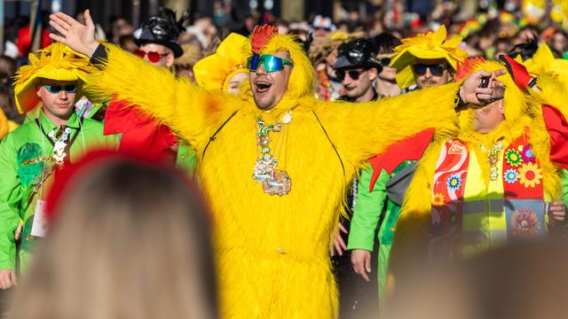 Närrisches Brauchtum: Sonne verwöhnt Rosenmontagsumzüge in Hessen