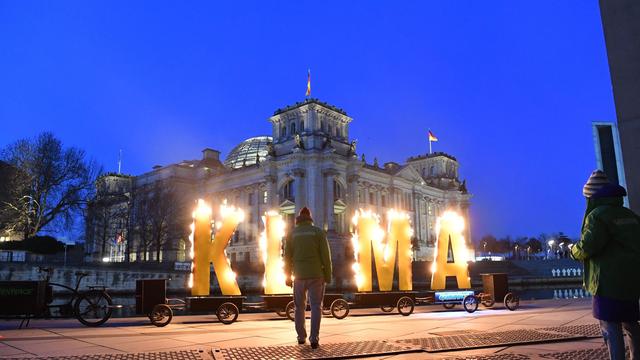 Protest: Für Klimaschutz: Greenpeace zeigt am Reichstag Schriftzug