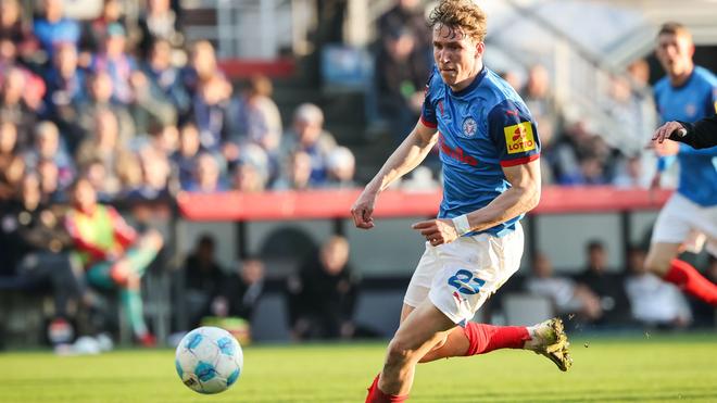 Fußball-Bundesliga: Holstein Kiel verlängert mit Rosenboom | ZEIT ONLINE