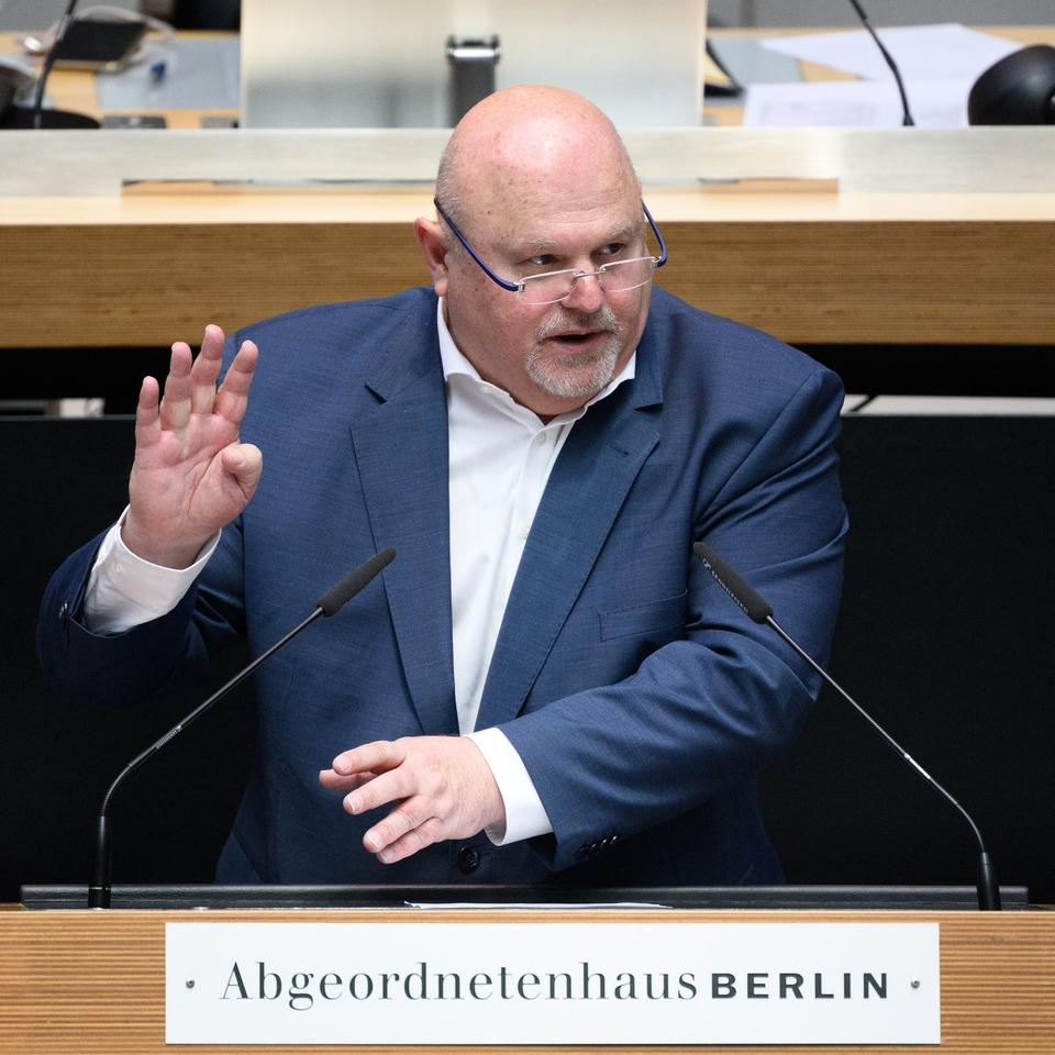 Plenarsitzung: Nach Tumult: AfD-Abgeordneter muss den Saal verlassen | DIE  ZEIT