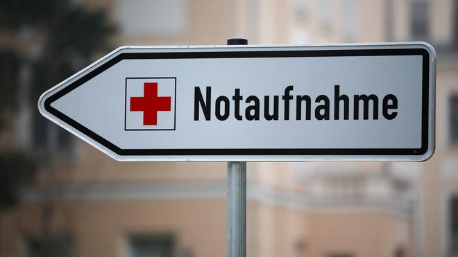Alarm in clinic: In Jena, a man with a weapon in the backpack for treatment has come into the emergency room of a hospital and thus triggered a police operation. (Illustration)