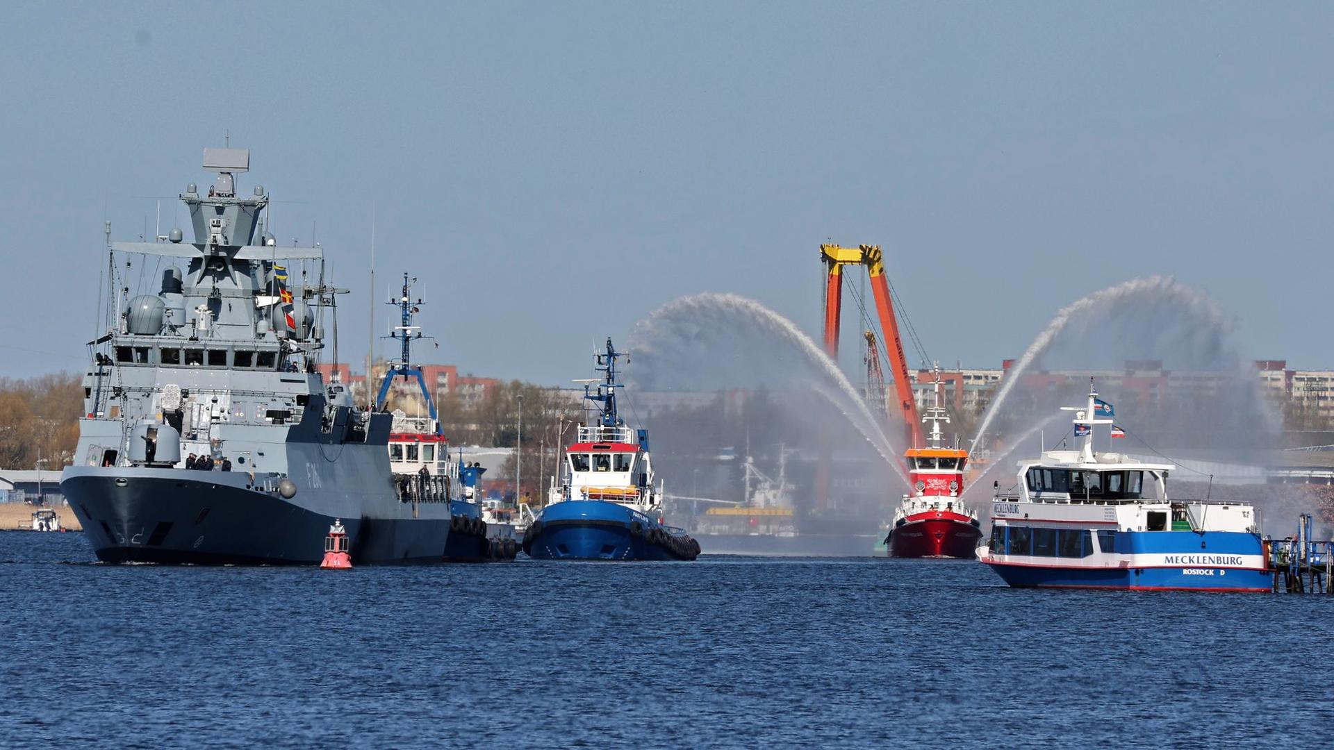 Marine: Korvette "Braunschweig" im Rostocker Stadthafen zu Gast