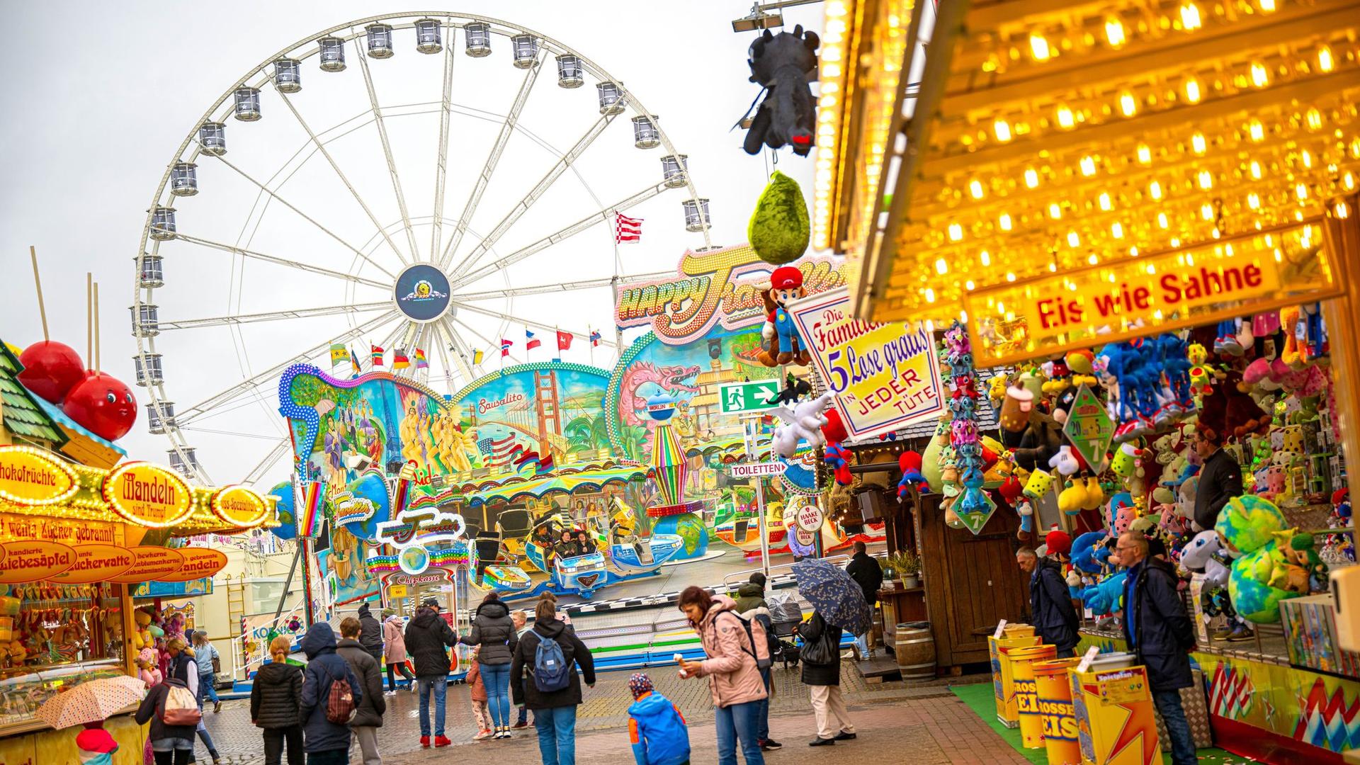 Volksfest in Bremen: Riesenrad, Achterbahn, Buden - Aufbau der Bremer Osterwiese