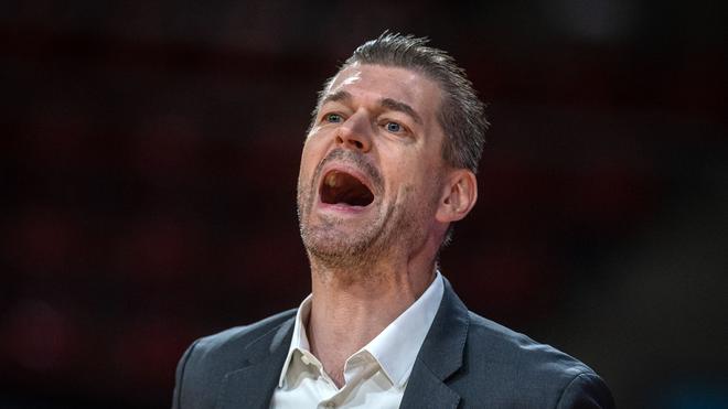 Frankfurt Skyliners coach Klaus Perwas looking concerned.