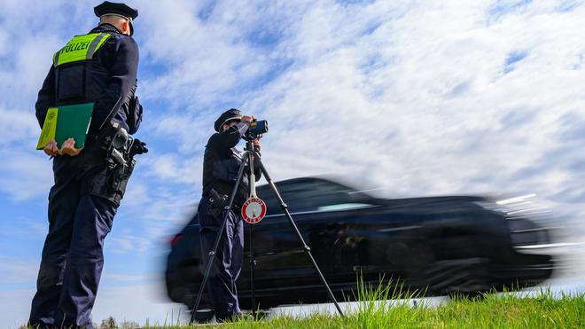 "True speed": The police checked the speed of the passing vehicles for two hours. (Symbol photo)