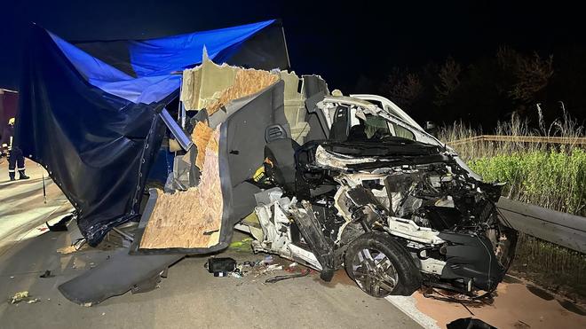 Serious accident: The driver of the small van had to be taken to a hospital with the helicopter.