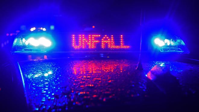 Accidents: The country road was completely closed after the accident. (Symbol image)