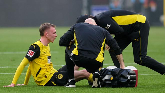 Bundesliga: Maximilian Beier de Dortmund a été blessé dans le match contre le Borussia Mönchengladbach et a dû être remplacé.