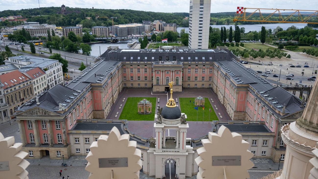 Kriminalität: Hitlergruß vor dem Landtag: Polizei greift 26-Jährigen auf
