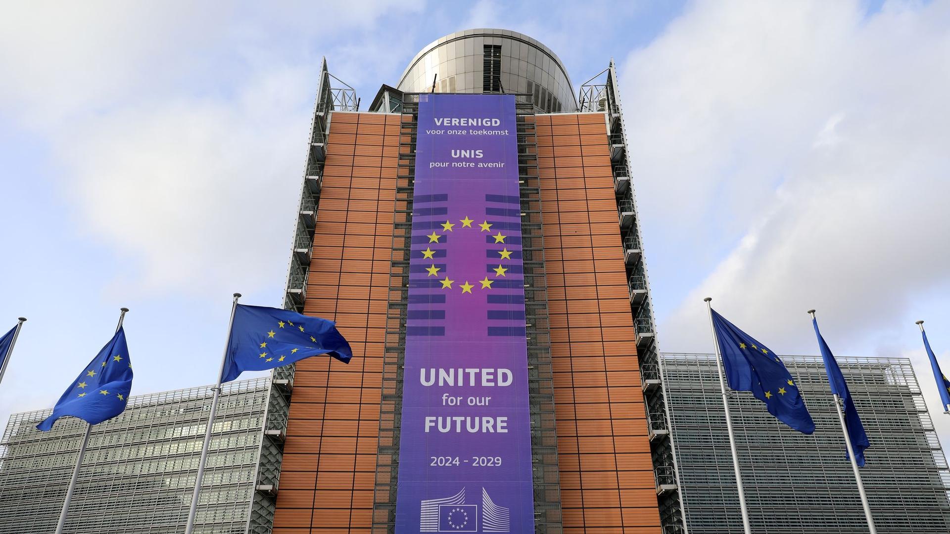 Verstoß gegen EU-Recht: Millionenstrafe: EU "zeigt Zähne" und ärgert Apple und Meta