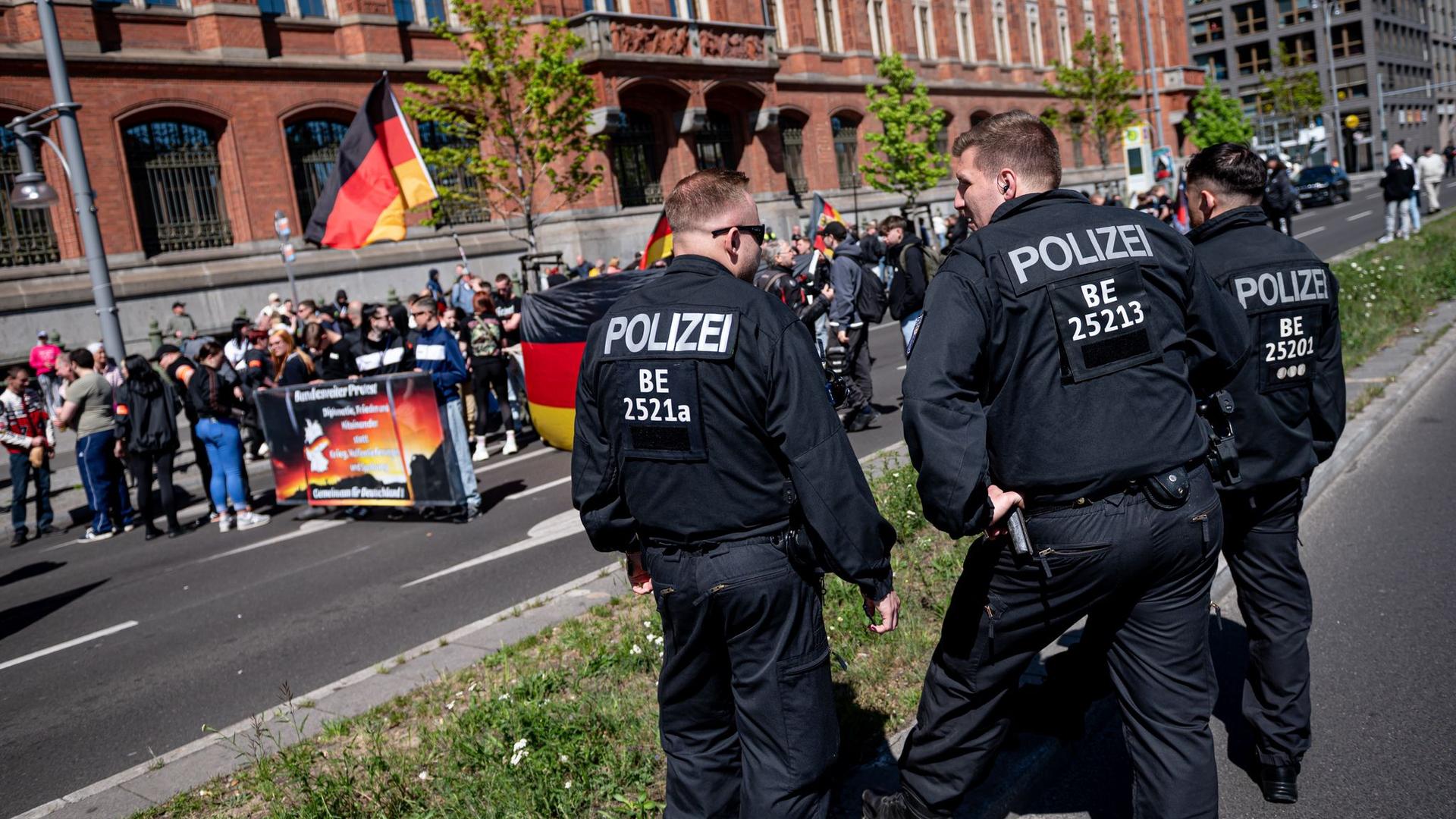 Gegendemos in der Hauptstadt: Hunderte protestieren in Berlin gegen rechte Demonstration