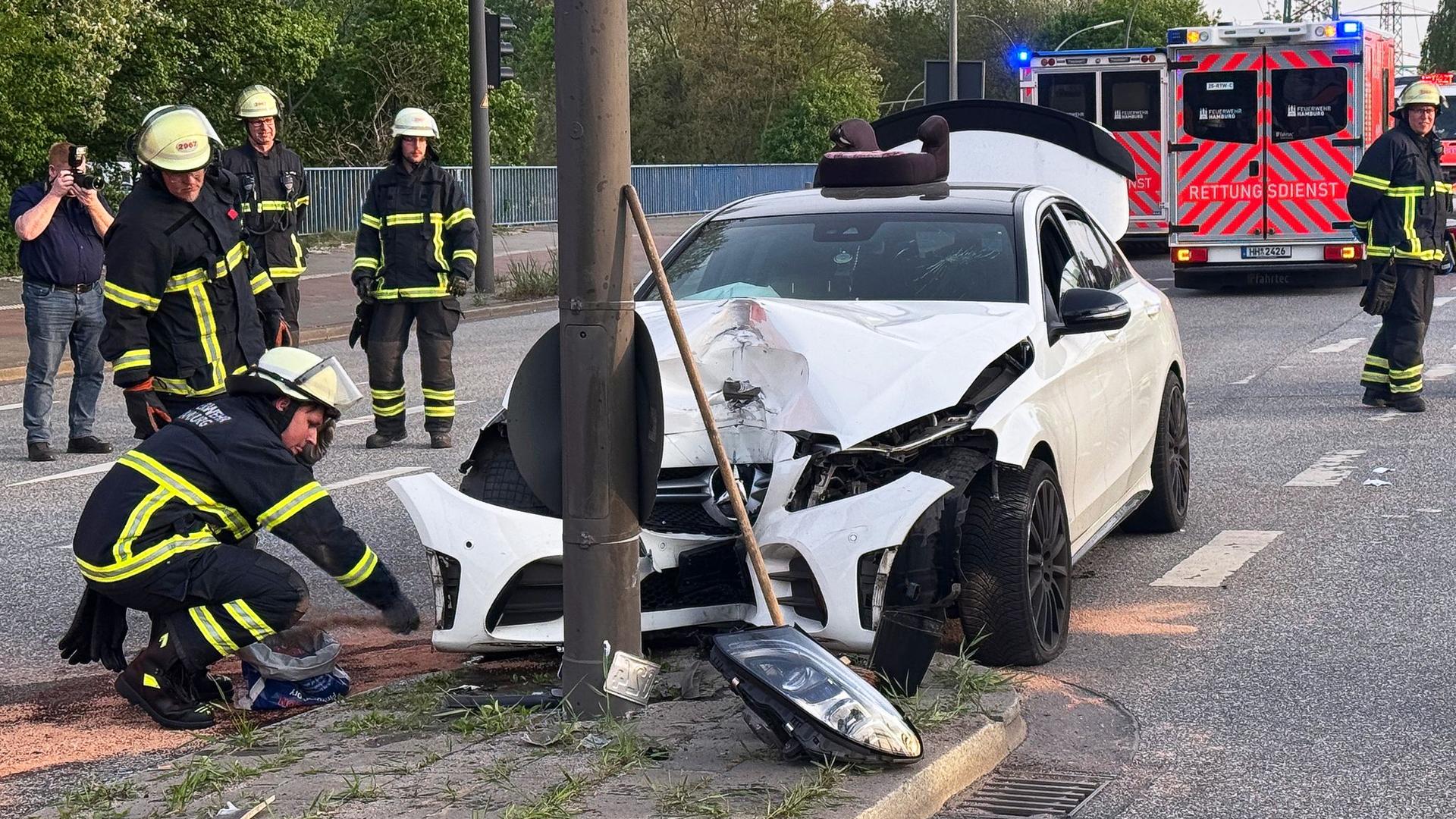 Hamburg-Billbrook: Auto fährt gegen Ampelmast - drei Kinder verletzt