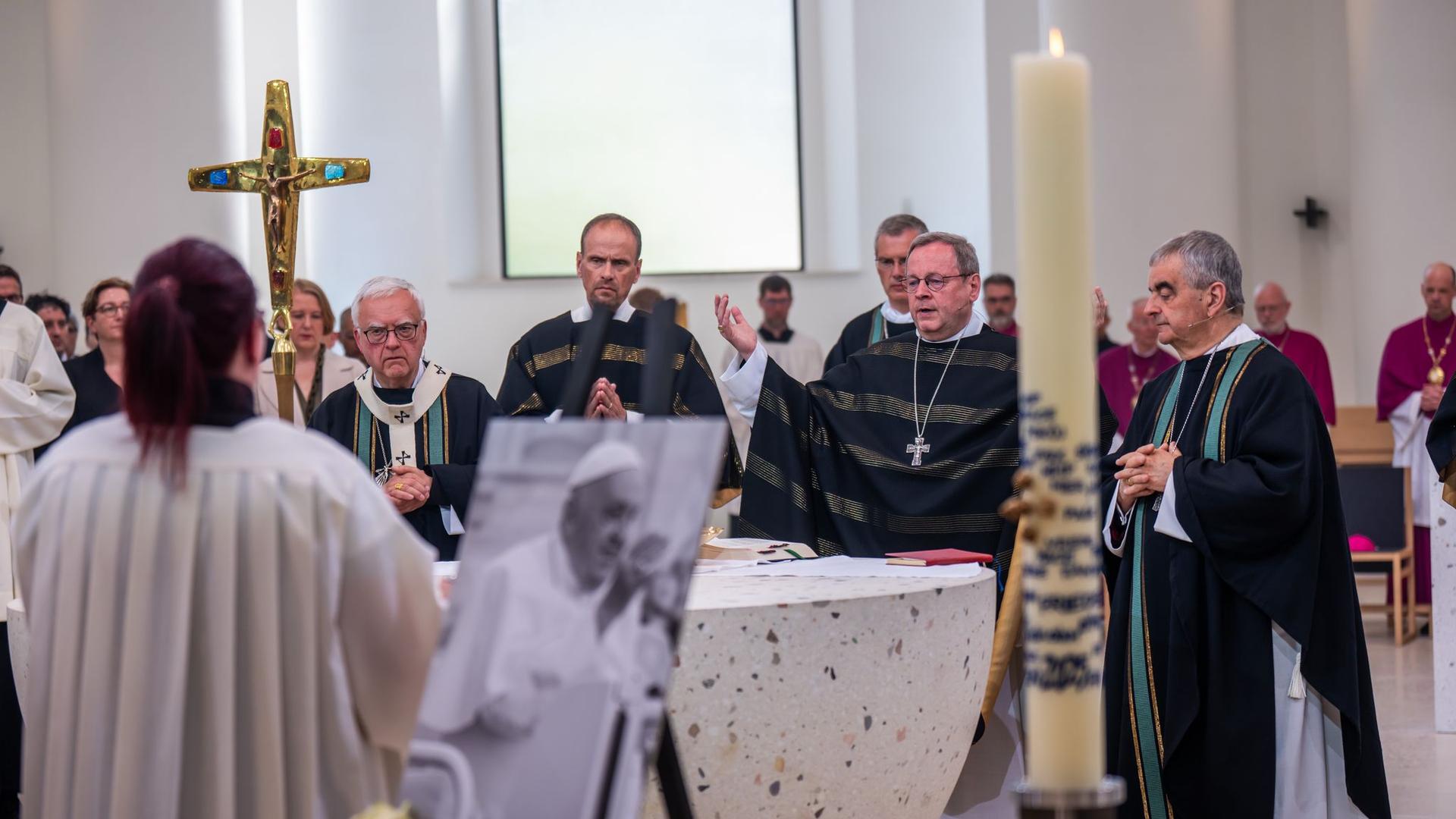 Trauer: Requiem für Papst Franziskus in Berlin