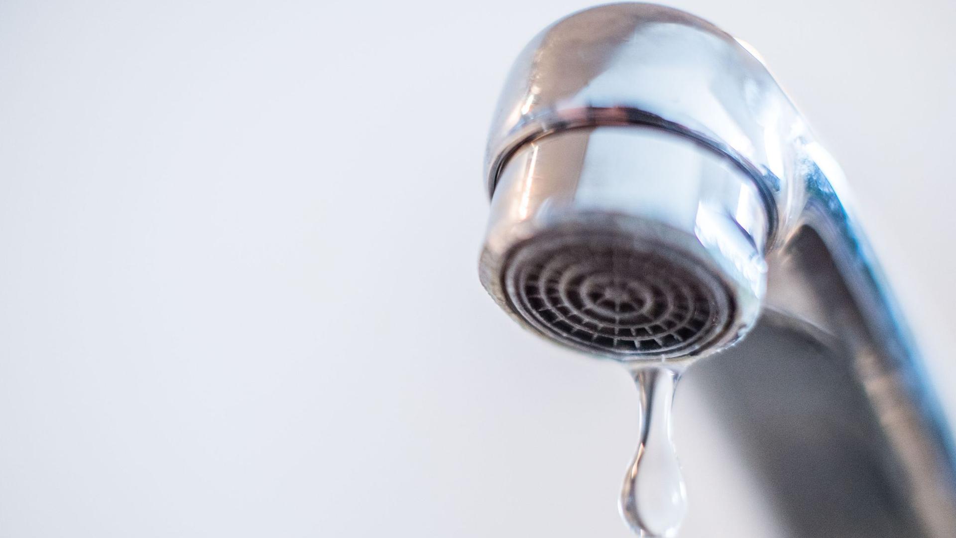 Teile Berlins betroffen: Rohrbruch sorgt für fehlendes Wasser und Überschwemmungen