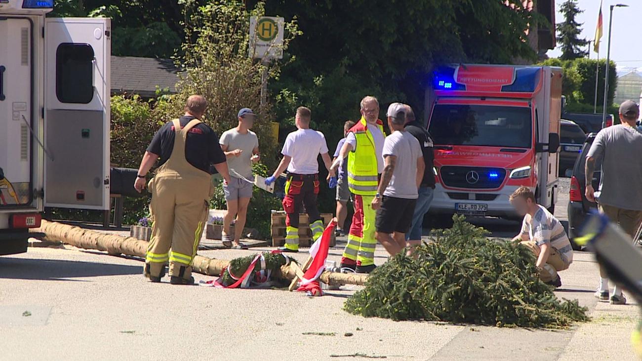 Brauchtum: Maibaum kippt um - mehrere Verletzte