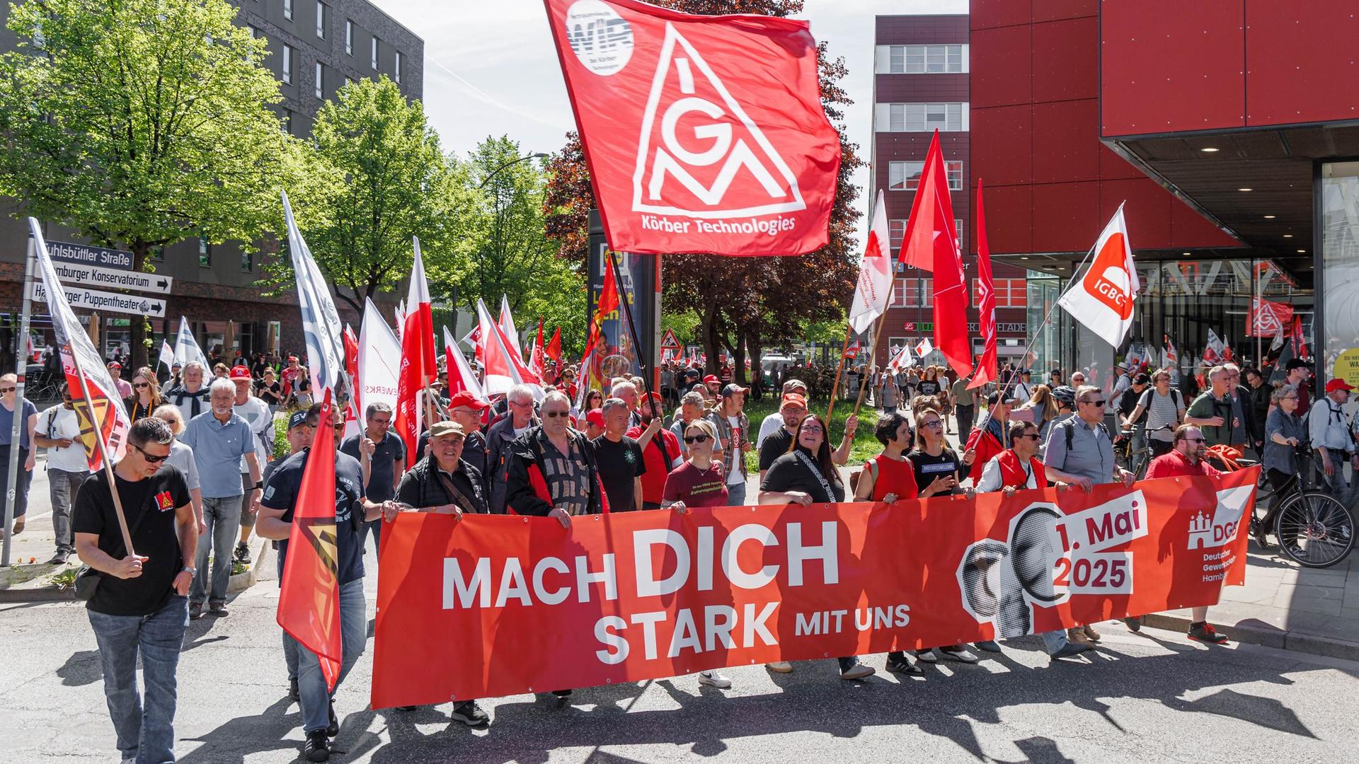 Tag der Arbeit: Tausende demonstrieren am 1. Mai - alles bleibt friedlich