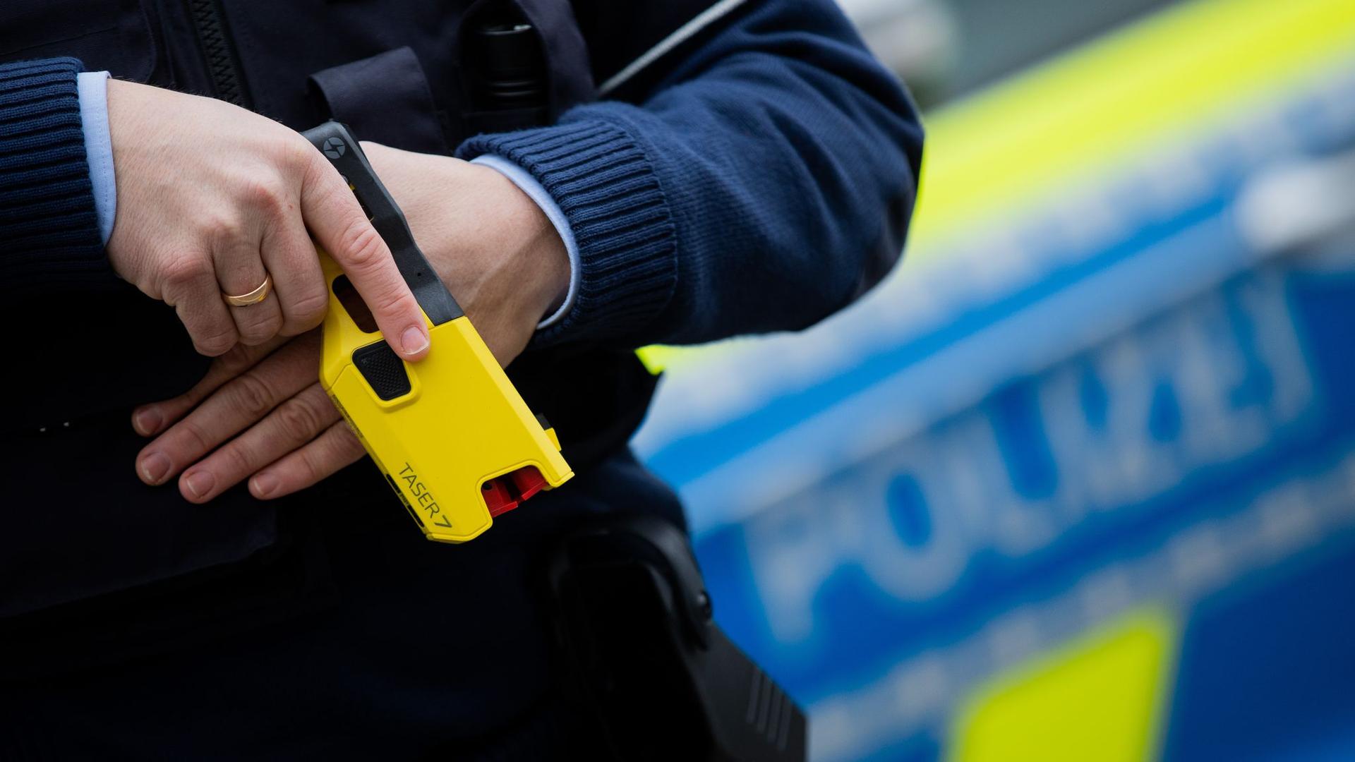 Polizeieinsatz in Bremen: Ehemann bedroht: Polizei stoppt Frau durch Taser