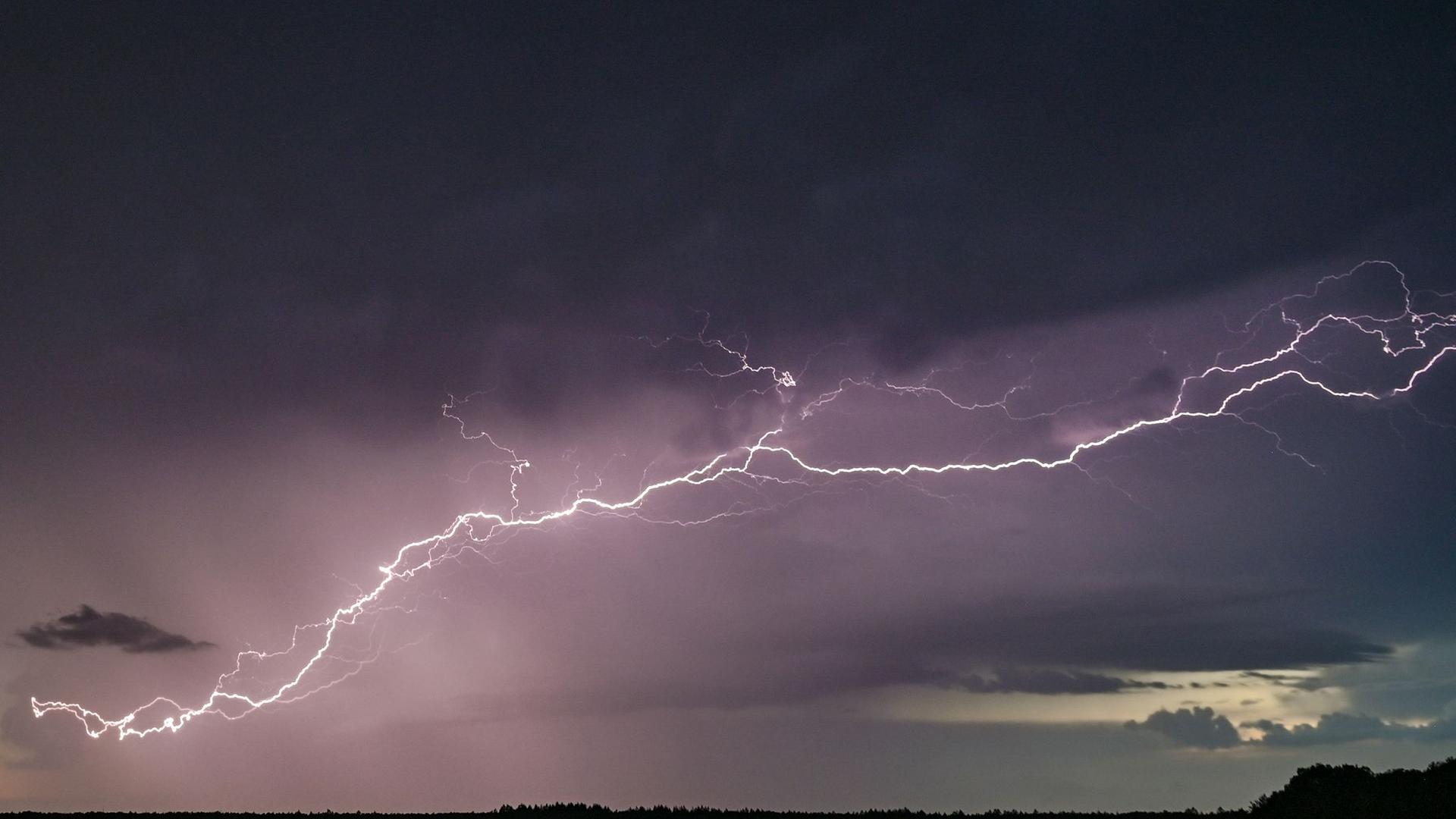 Wetter: Statistik: Rund 17.500 Blitzeinschläge in Berlin-Brandenburg