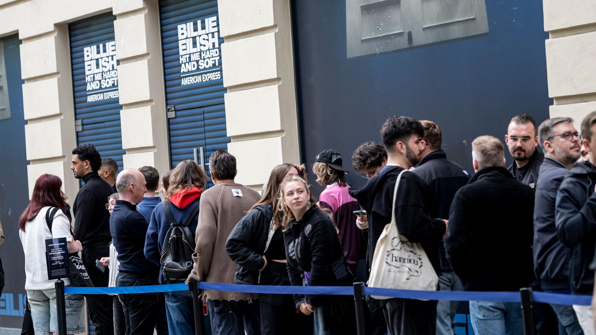 Promibesuch: Billie Eilish umarmt Fans in Berlin: "Bester Fangirl-Moment"