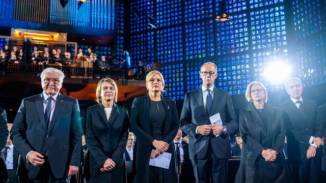Befreiung von der NS-Diktatur: Weltkrieg-Gedenken beginnt mit Gottesdienst