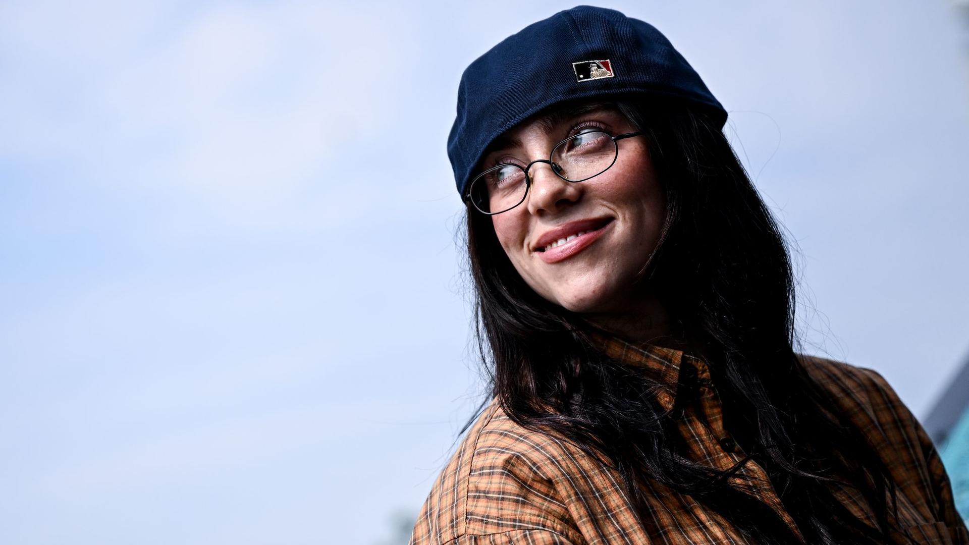 Vor Berlin-Konzert: Billie Eilish grüßt am Bahnsteig: "Passt auf euch auf"