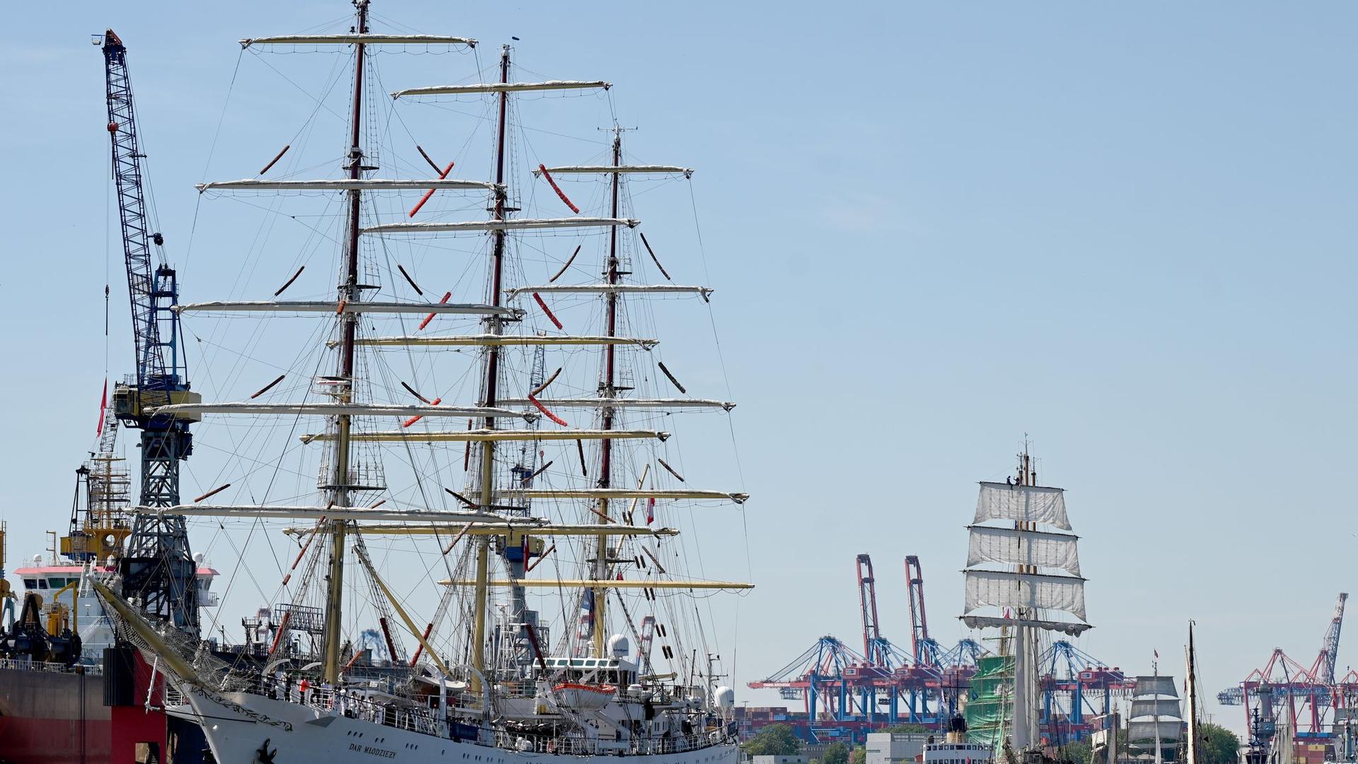 Maritimes Volksfest: Hamburger Hafengeburtstag startet mit bunter Einlaufparade