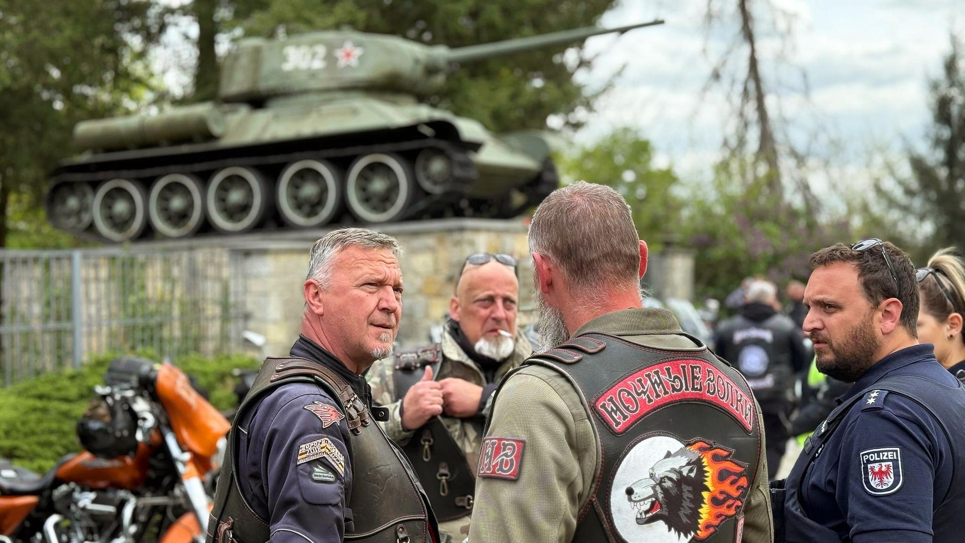 80 Jahre nach Kriegsende: Nationalistische "Nachtwölfe" fahren durch Berlin