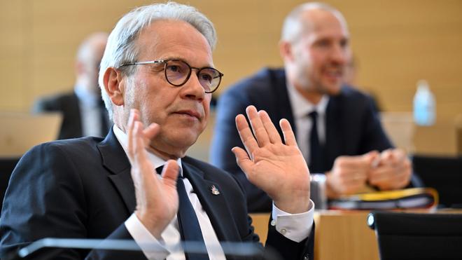 Landtag: Maier unter Druck - Kritik am Agieren interner Ermittler | DIE ZEIT