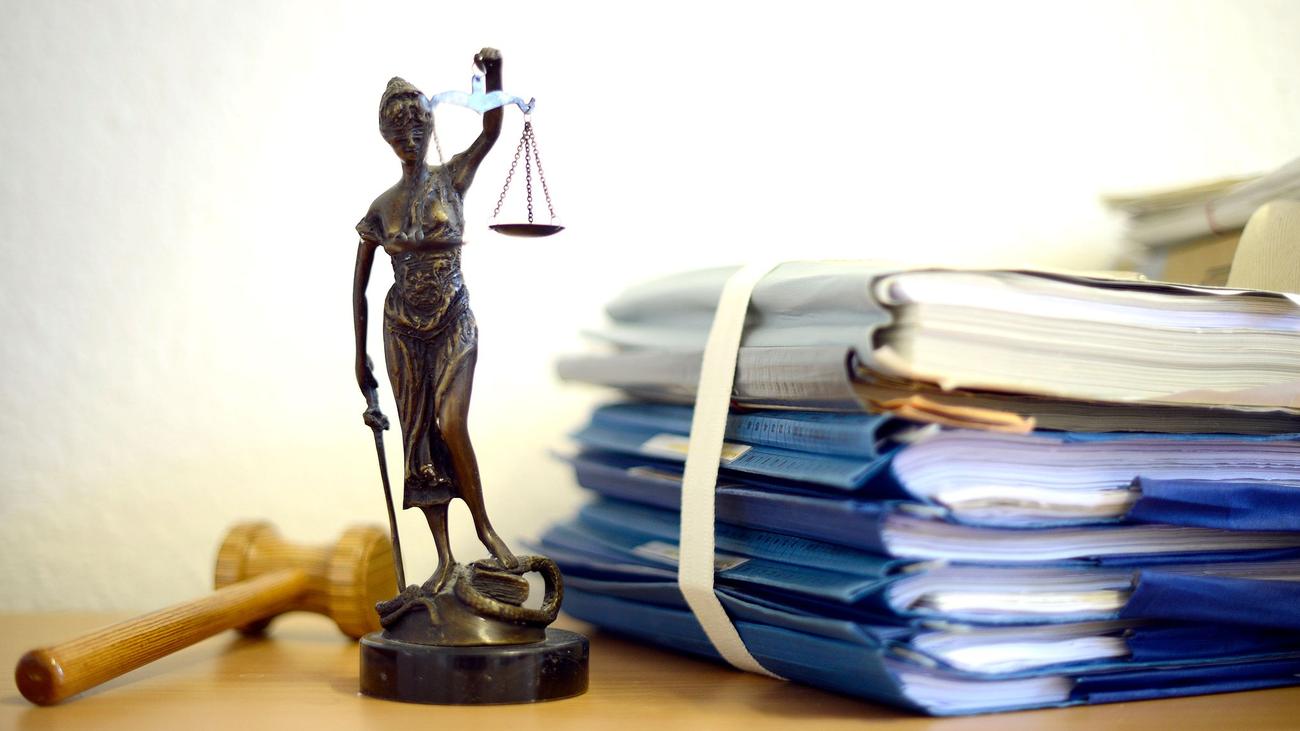 Schüsse in Kneipe: Freund in Kneipe erschossen? Angeklagter schweigt