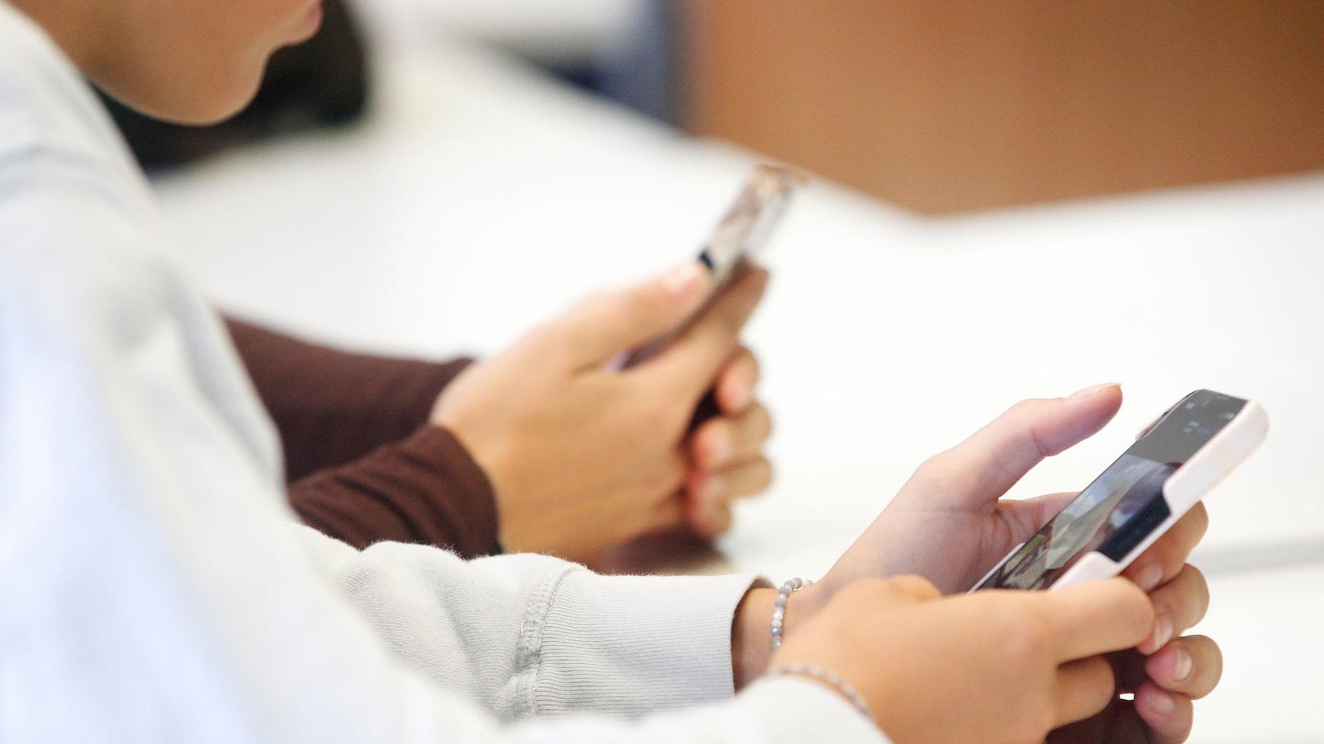 Bildung: An Schulen der Stadt Bremen sind Handys ab Juni verboten