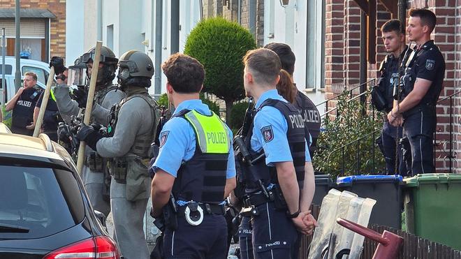 Special deployment command: According to the police, the parents were able to leave the apartment in the early evening.