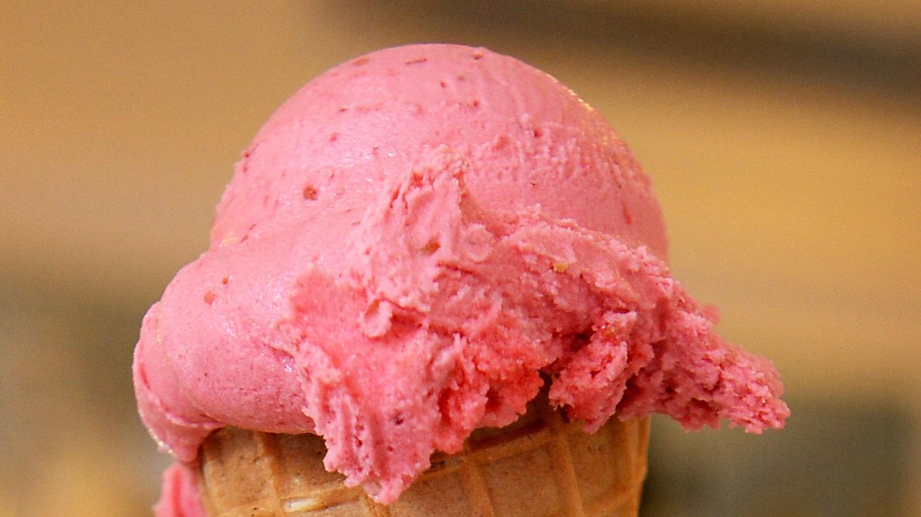 Pforzheim: Unbekannter verschenkt rund 100 Kugeln Eis an Gäste