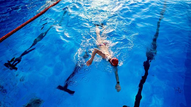 Emergencies: There were only a few people in the swimming pool. (Symbol image)