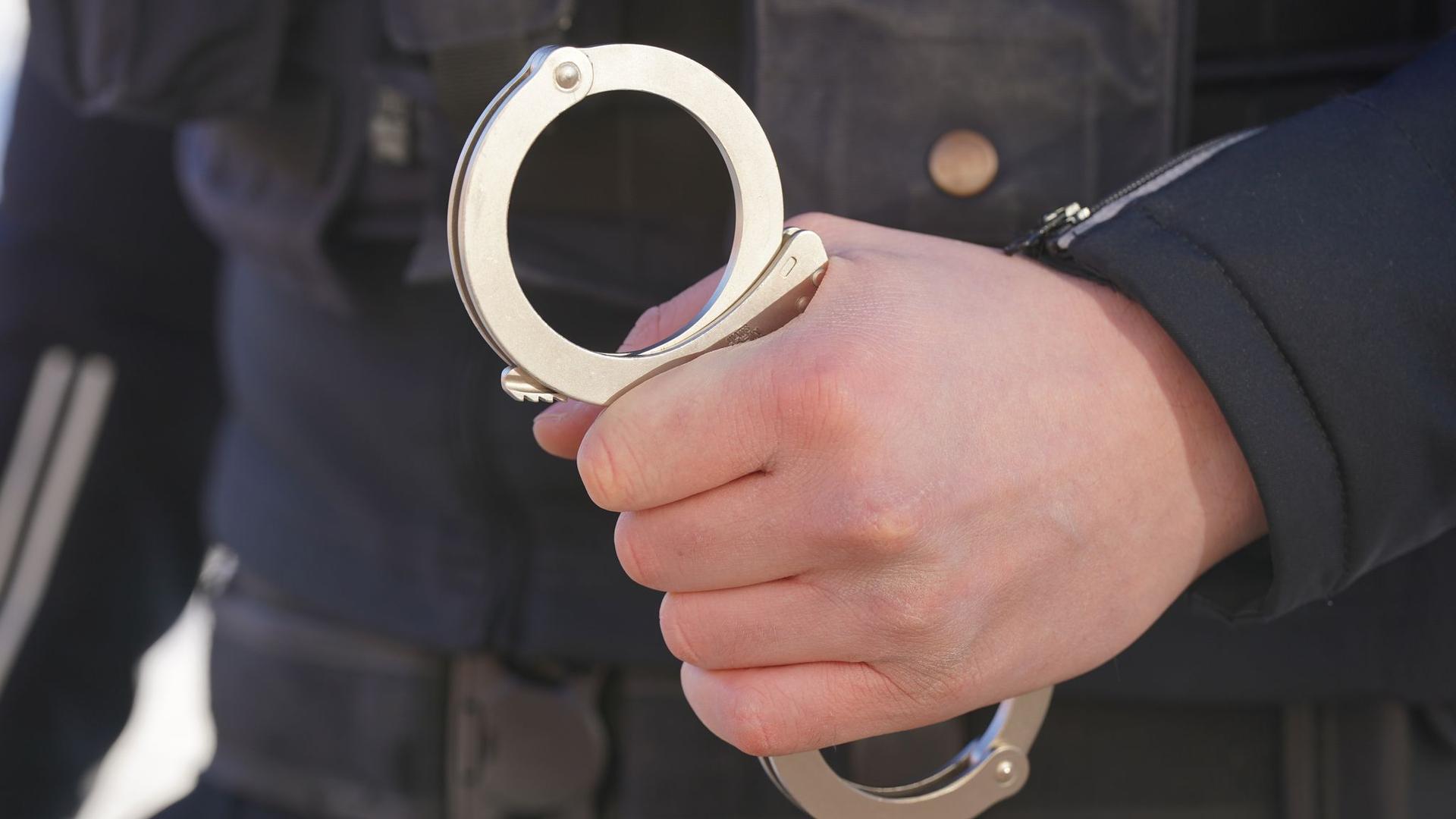 Kriminalität: Mann sticht in Berlin mit Messer zu